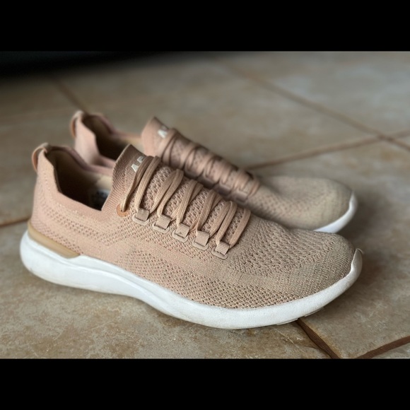 Like New! Women’s APL Techloom Breeze Sz9
Athletic Propulsion Labs - Picture 3 of 4